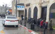 مصلّو مسجد دهمش في اللّد يصلّون تحت الأمطار 