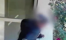 فيديو: سرقة آلاف الدولارات من مسّن بعد الاعتداء عليه في اللد 