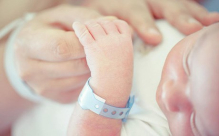 ممرضة تعترف: بدلت 5 آلاف مولود جديد بآخرين.. والسبب صادم