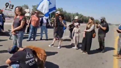 عشرات المستوطنين يقطعون طريق شاحنات المساعدات لغزة