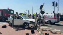 إصابة 3 أشخاص جراء حادث طرق وانقلاب سيارة على شارع 4