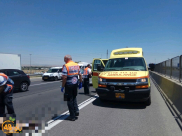 اصابة خطرة لسائق دراجة نارية بحادث طرق قرب مدينة اللد 