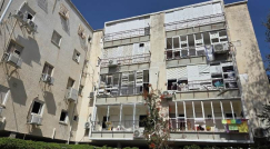 سقوط شظايا يتسبب بأضرار لمباني في مركز البلاد