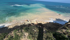 انهيار اجزاء من جرف سيدنا علي باتجاه البحر