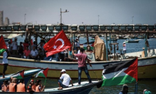 أحد ضحايا سفينة مرمرة يلاحق "إيهود باراك" قضائياً في أمريكا