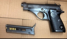 يافا: ضبط مسدس وأسلحة بيضاء خلال مداهمة شقة واعتقال 3 مشتبهين