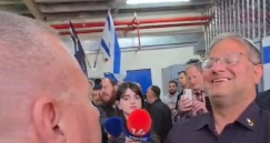 بن غفير يقتحم سجن “عوفر” وينكل بالأسرى الفلسطينيين