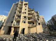 الصاروخ في بئر السبع اخترق جدارا خارجيا وضرب الغرف الآمنة التي تواجد بداخلها القتلى