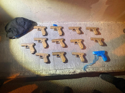 بالفيديو : القاء 13 مسدَّسًا من نافذة سيّارة أثناء السفر على شارع 6 واعتقال مشتبه