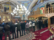 شاهد| أجواء إيمانية مميزة من مسجد المحمودية في يافا خلال صلاة التراويح