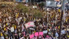 الالاف يتظاهرون في تل أبيب مطالبين بإطلاق سراح المختطفين لدى حماس