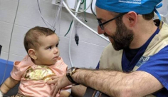 وفد طبي أمريكي بقيادة طبيب فلسطيني يستخرج رصاصة من رأس رضيعة