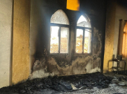 مستوطنون يحرقون مسجدًا في ديراستيا ويخطّون شعارات عنصرية