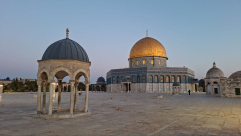 احد المصليين يبكي على حال المسجد الأقصى في العشر الأواخر من رمضان