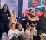 متظاهرون يقتحمون استوديوهات القناة ال 13 بالبث المباشر وينادون بوقف الحرب على غزة