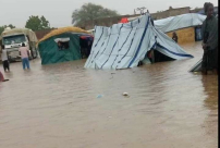 الأمطار تغرق مئات خيام النازحين وسط قطاع غزة