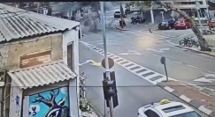 فيديو: لحظة سقوط شظية صاروخ في أحد شوارع يافا