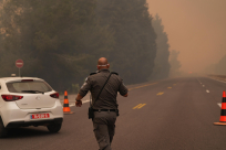 النيران تواصل انتشارها .. اعتقالات بشبهة اشعال الحرائق وإلغاء احتفالات الاستقلال