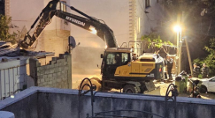 هدم منزل في جسر الزرقاء بذريعة البناء دون ترخيص