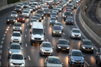 ابتداءً من 1.11 : اضاءة مصابيح السيارات نهاراً في شوارع البلاد