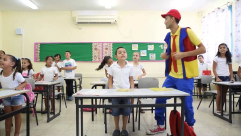  شاهد: فيديو كليب جديد لمحبوب الصغار "عمو صابر" بعنوان "أنا الصف الأول"