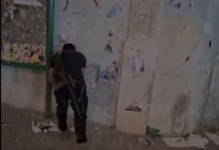 فيديو: مستوطنان يحملان السلاح يمزقان صور شهداء أطفال غزة في يافا
