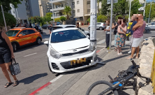بات يام: إصابة خطرة لشاب بحادث طرق بين دراجة كهربائية ومركبة
