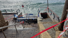 المد الكبير في شاطئ العجمي.. رأي الصياد أبو جورج شبلي حول قوة البحر وفشل المشاريع