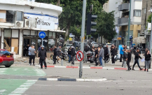 اضرار واصابات طفيفة .. سقوط شظايا صواريخ إيرانية شرقي حي النزهة في يافا