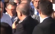 شاهد : أردوغان يجهش بالبكاء خلال وداع صديقه إيرول أولشوك ونجله اللذين قُتلا في محاولة الانقلاب عام 2016
