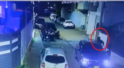 فيديو: شرطي يُلقي قنبلة تجاه أحد المنازل في الناصرة