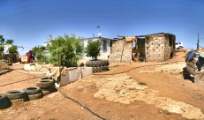 الضفة: مستوطنون يحرقون منزلاً في مسافر يطا