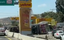 شارع 1: انقلاب شاحنة وإصابة شخصين بين متوسطة وخطرة 