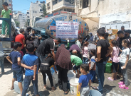 رواد مسجد الجبلية في يافا يتبرعون بطرود غذائية وشاحنات مياه لقطاع غزة