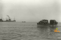 صورة نادرة جداً لوصول حمولة سيارات الى ميناء يافا عام 1942