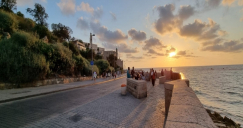 الطقس: أجواء دافئة نهارا وباردة ليلا