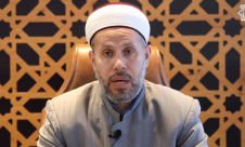 ما حكم أن يعيش رجل مع امرأة أجنبية في بيت واحد؟