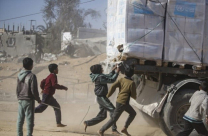 استشهاد 20 مواطنا في انقلاب شاحنة مساعدات فوقهم في غزة