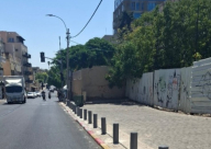 توضيح بشأن وضع الأعمدة في شارع ييفت بيافا ومنع الوقوف على الرصيف