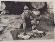 صورة نادرة جدا لصياد من ميناء يافا تعود الى عام 1942 اثناء تناوله لوجبة الافطار 