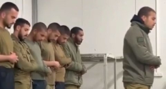 شاهد: جنود في الجيش الإسرائيلي يؤدون صلاة التراويح 