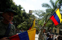 مناورات عسكرية وتوزيع أسلحة جماعية: فنزويلا تستعد للغزو الأمريكي