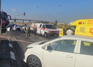 مصرع رجل (77 عامًا) وإصابة آخر إثر حادث طرق وقع بين حافلة ومركبة في مركز البلاد