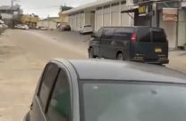 متنكرون بلباس القوات الخاصة .. لصوص ينفذون عملية سطو على محل ذهب جنوب الخليل