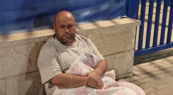 بعد إطلاق النار على منزله: مواطن من كفركنا يبيت قرب محطة الشرطة بحثًا عن الأمان
