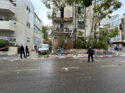 الأجواء العاصفة تسقط أعمدة إشارات ضوئية وشرفة منزل في منطقة المركز 