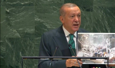 اردوغان حاملا صور اطفال غزة:"الشعب الفلسطيني لايقتل بالاسلحة فقط بل بالتجويع ايضا"