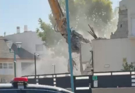 اللد: جرافات البلدية تهدم جزءًا من منزل بحجة البناء غير المرخّص