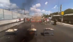 حرق طاولات دراسية واغلاق شارع ايالون .. الشرطة تحتجز 20 قاصراً 