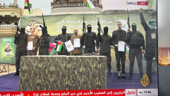 كتائب القسام تسلم 3 أسرى إسرائيليين إلى الصليب الأحمر في دير البلح وسط القطاع